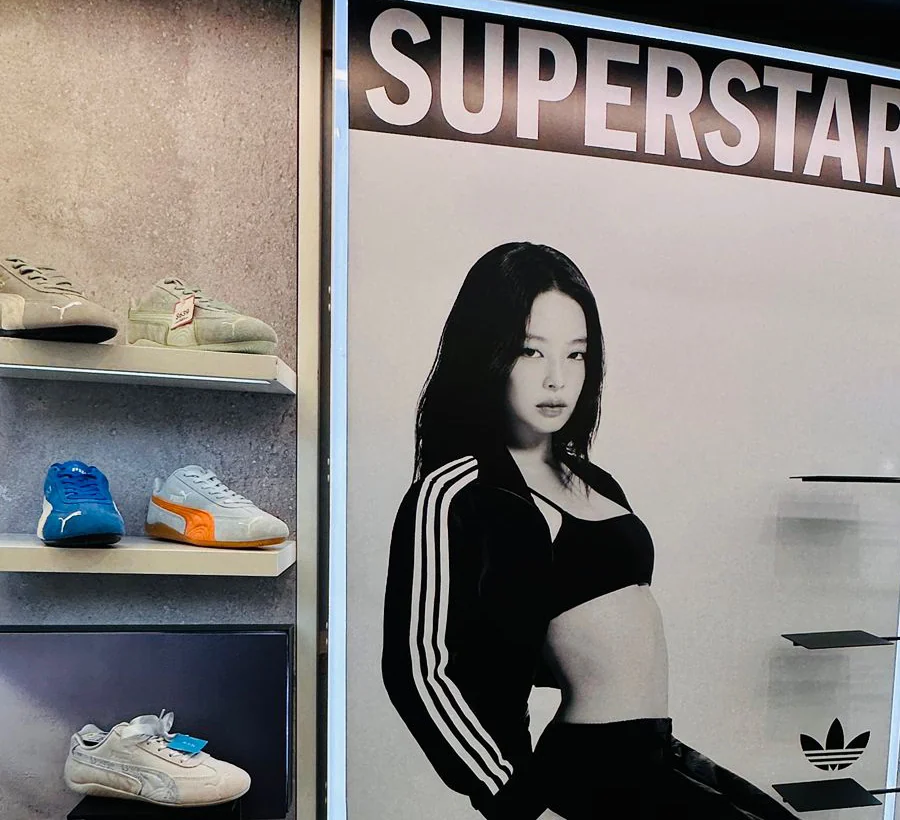 店內展示 Jennie × SUPERSTAR 宣傳圖像